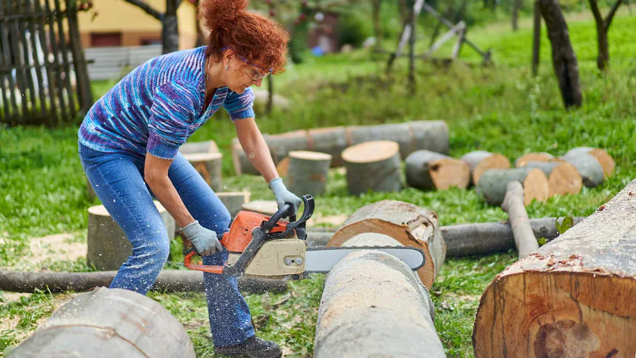 Is een kettingzaag geschikt voor klusjes in de tuin?